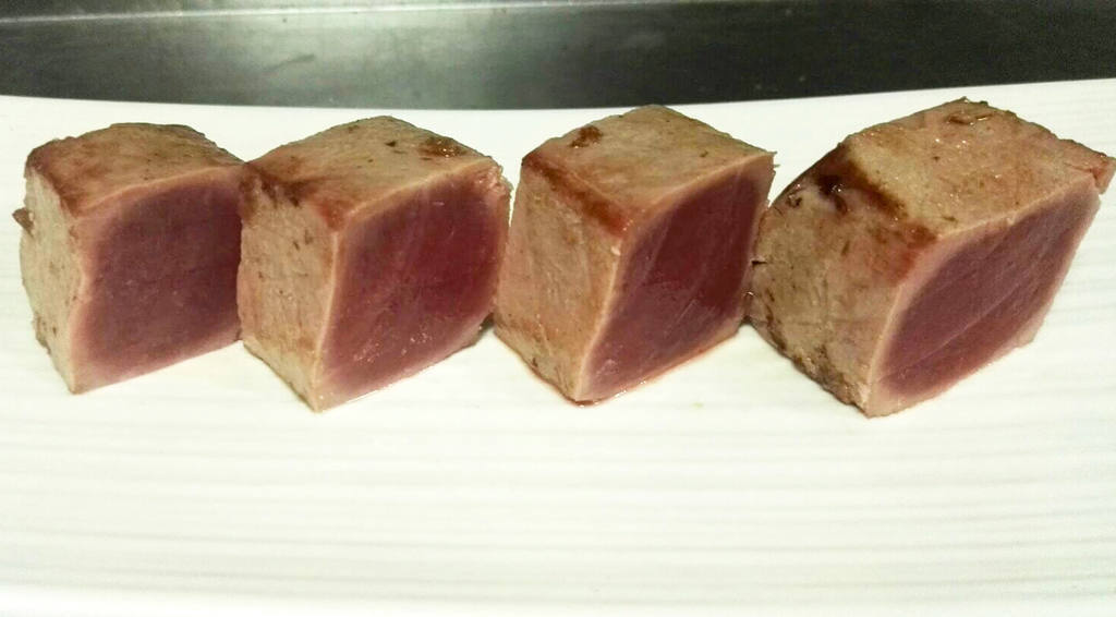 Tataki de atún macerado con secuencia dulce, ácida, picante y salada