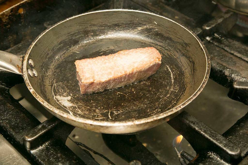 Marcar el taco de atún en una sartén antiadherente bien caliente o en una brasa de carbón por los dos lados opuestos, dejando su interior crudo pero no frío.