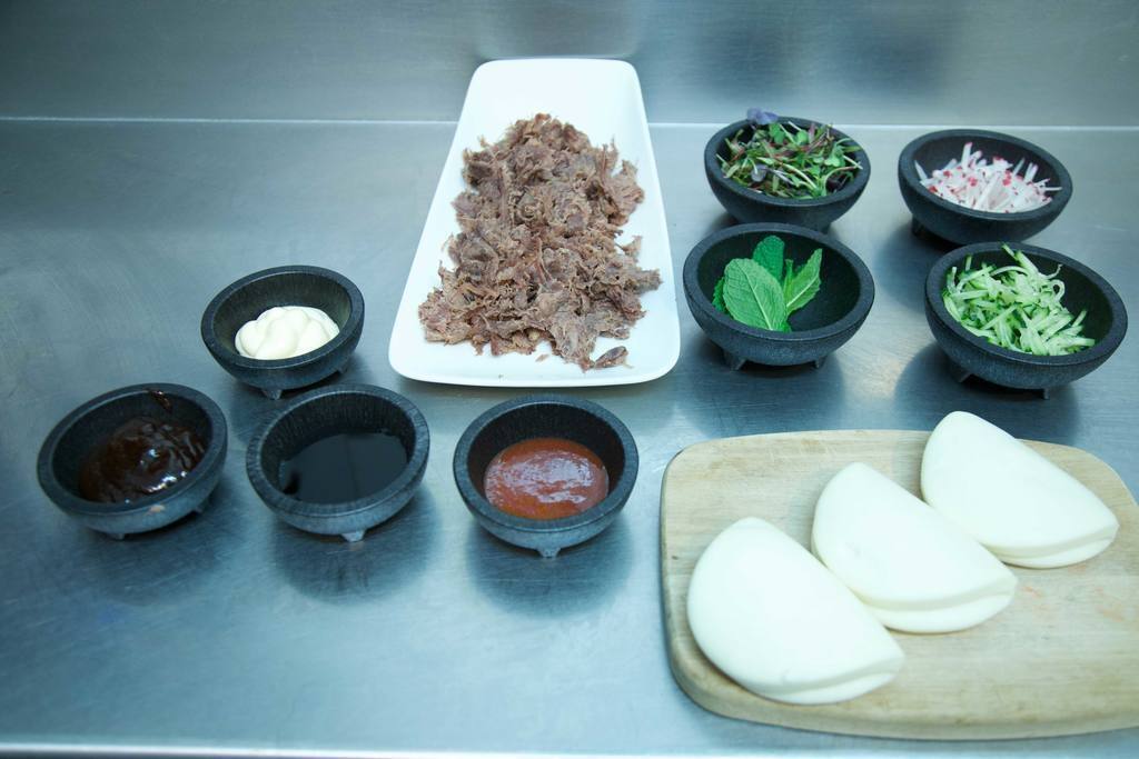 Pan Bao de rabo de toro laqueado con salsa de kimchee y hierbabuena