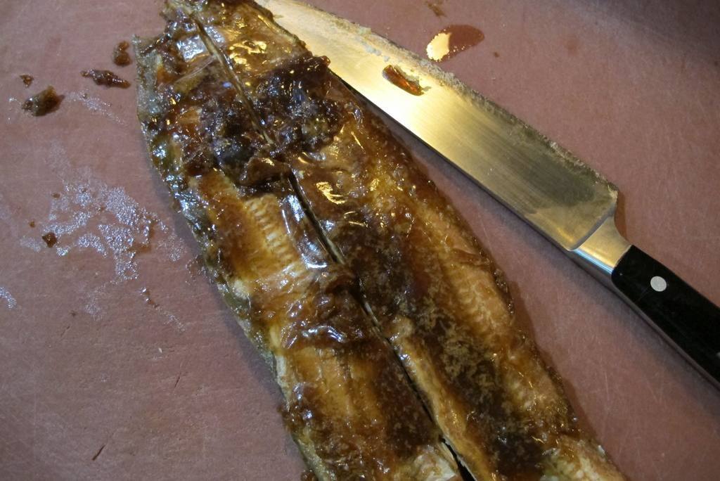 Causa-Niguiri de anguila kabayaki, foie gras micuit y hojas de shisho