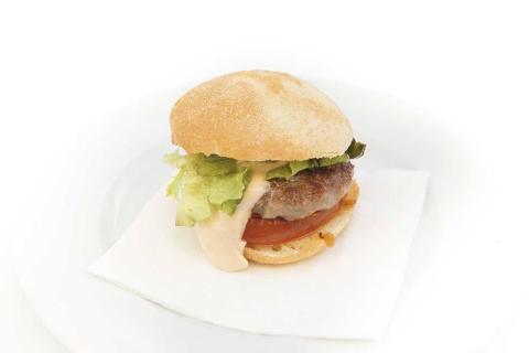 Panecillo con una mini hamburguesa y salsa