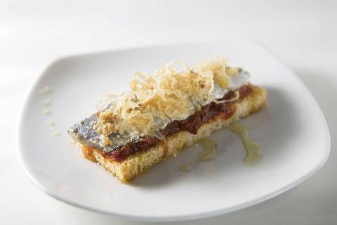 Pan crujiente con tomate de mar y sardina marinada