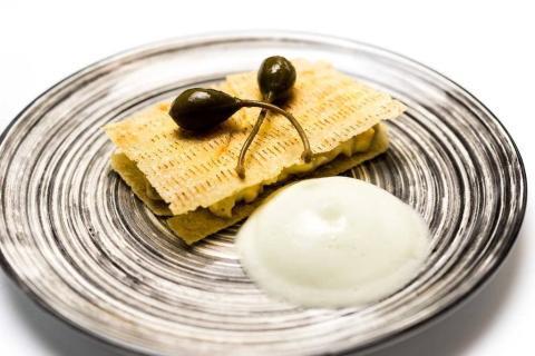 Sándwich crujiente de ensaladilla y espuma de oliva