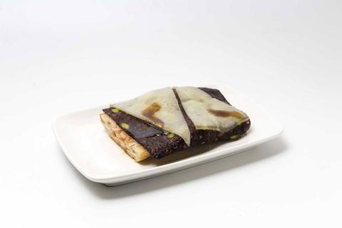 Torradeta de pecatum negre amb formatge Idiazábal