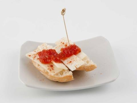 Pan de coca con queso de cabra y mermelada de tomate
