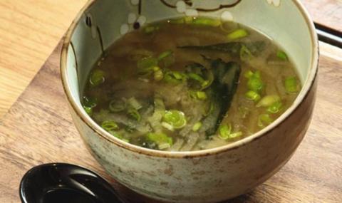Sopa de miso con trocitos de tofu, ajo tierno y alga wakame