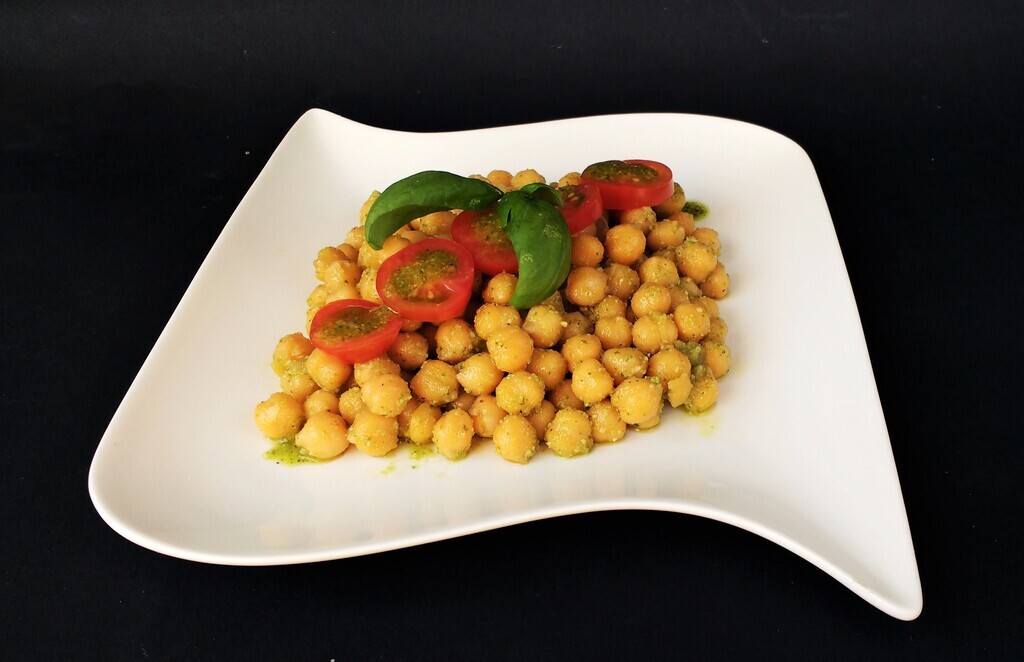 Garbanzos, tomates cherry y salsa pesto