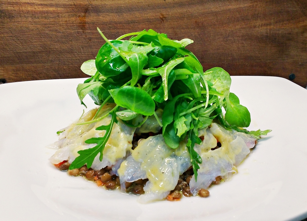 Lentejas, bacalao y hojas verdes con emulsión de mostaza