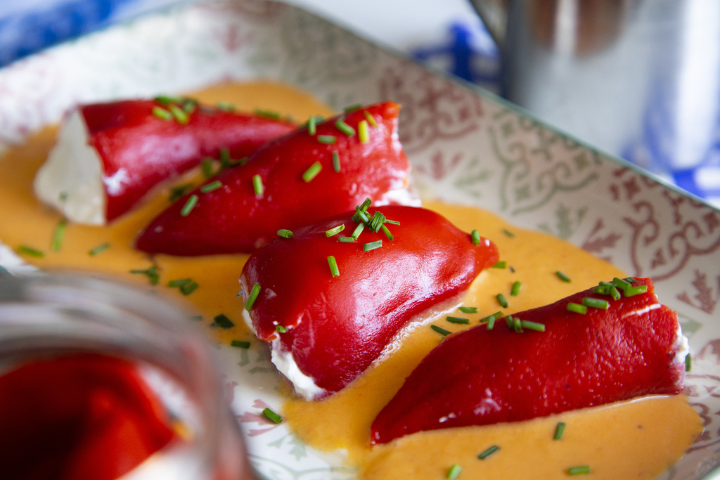 Pimientos del piquillo rellenos de rape