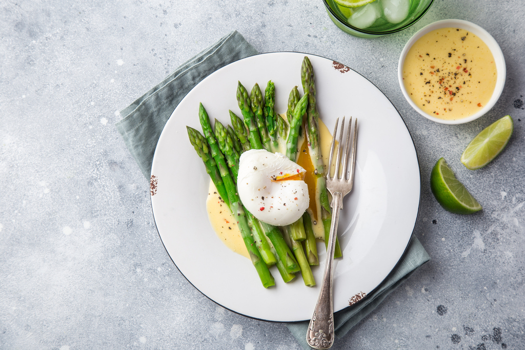 Cómo hacer espárragos trigueros: Ensalada de espárragos con huevos poché y salsa holandesa 