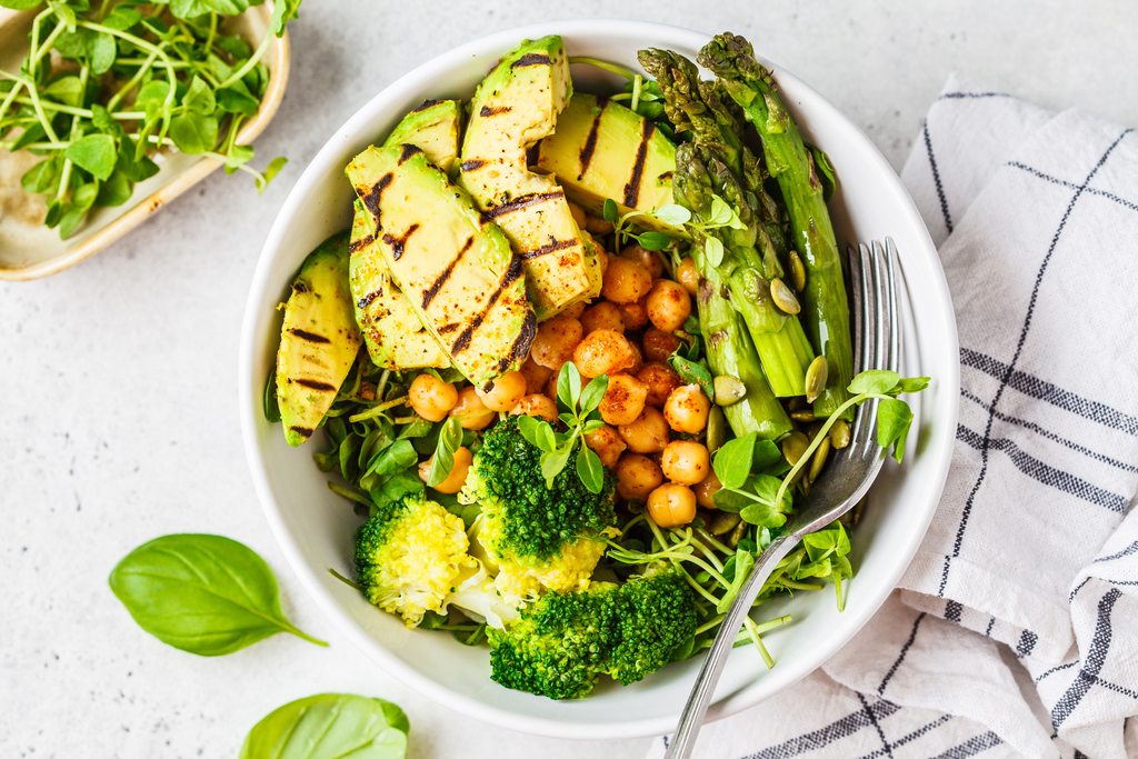 Cómo hacer espárragos trigueros: Ensalada de espárragos, brócoli y aguacate a la brasa