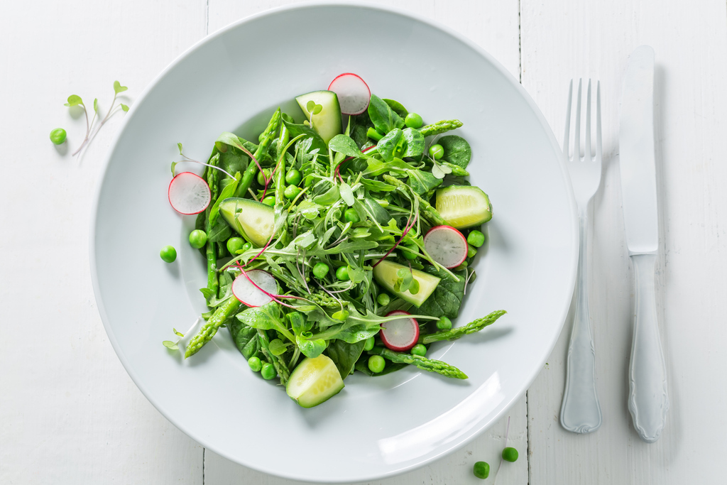 Cómo hacer espárragos trigueros: Ensalada de espárragos, guisantes, rabanitos y lima