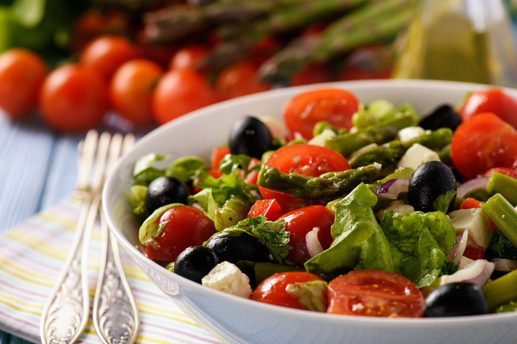 Cómo hacer espárragos trigueros: Ensalada de espárragos con tomate cherry y queso feta