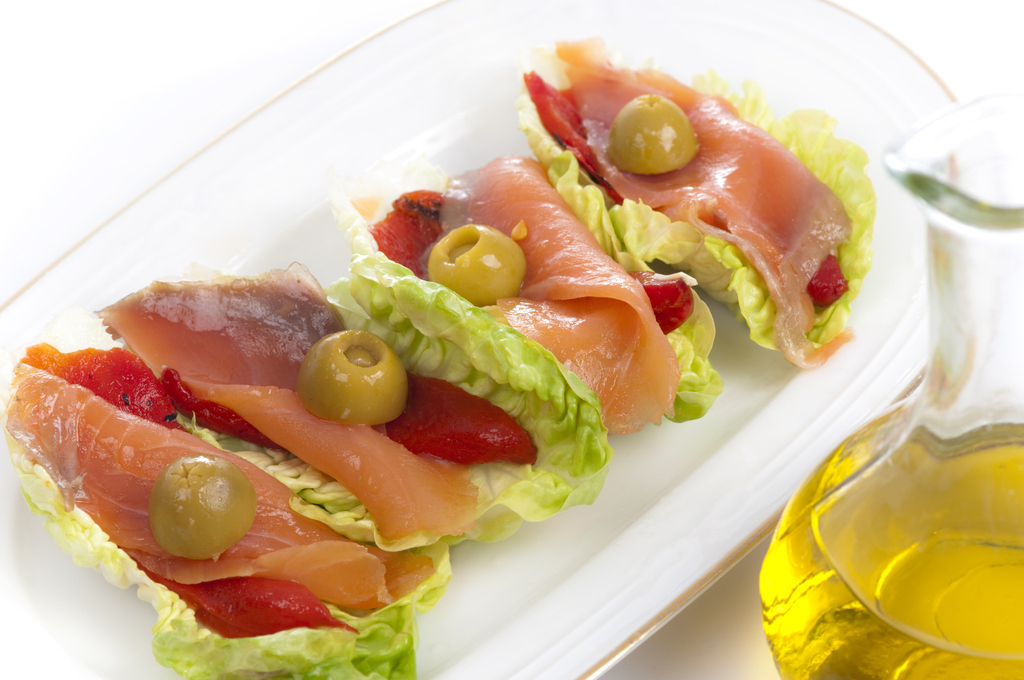 Recetas con pimientos del piquillo: bocados de cogollos rellenos de salmón y pimientos del piquillo