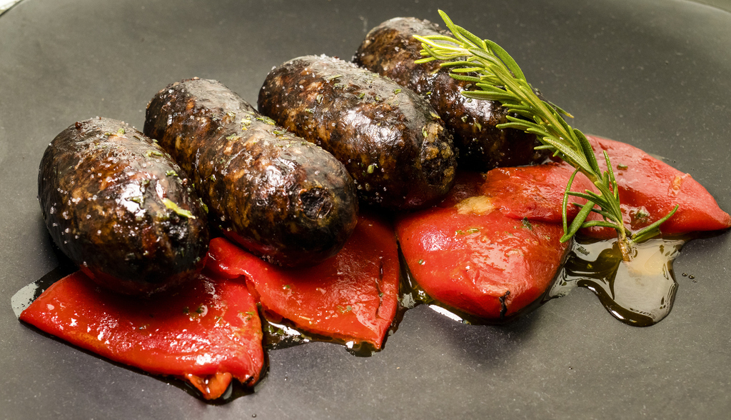 Recetas con pimientos del piquillo: con morcilla de arroz y aceite de romero