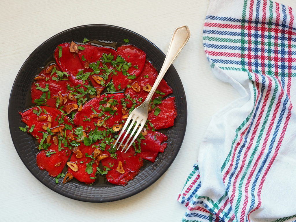 Recetas con pimientos del piquillo: asados con refrito de ajos
