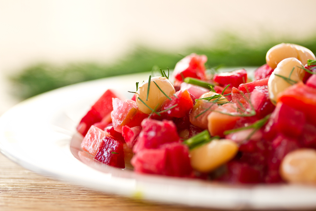 Recetas con pimientos del piquillo: ensalada de remolacha, alubias y piquillos con eneldo