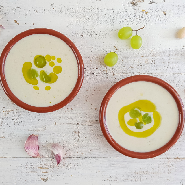 Descubre el ajoblanco: origen, tradición y cómo preparar esta deliciosa sopa fría malagueña