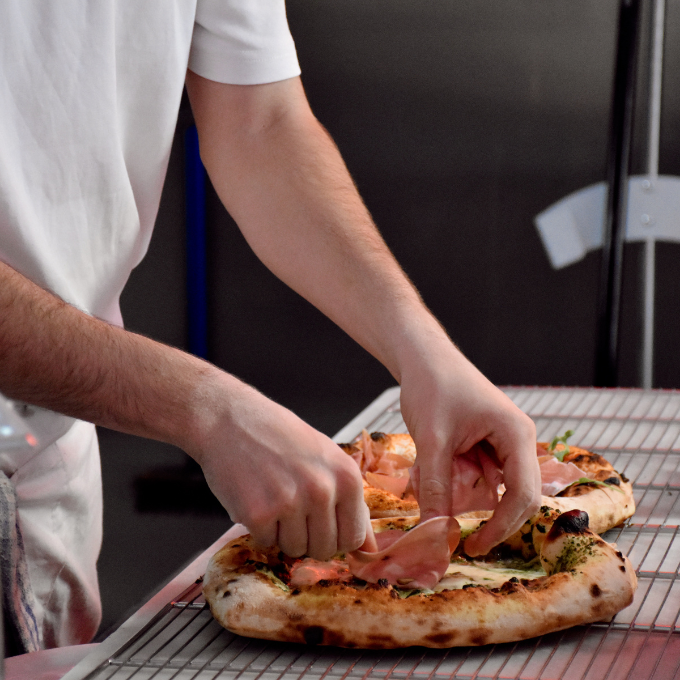 Vinos italianos y postres caseros   La carta se acompaña con una selección de vinos italianos que no busca alardes, sino afinidad con la masa, la acidez del tomate, los quesos y embutidos napolitanos. Es una elección pensada para acompañar a cada uno de los bocados.   El cierre se sostiene con postres italianos elaborados en casa: tiramisú con buena estructura, babà con pistacho, coulant de chocolate para quienes buscan algo más inmediato. Sobremesa de trattoria, sin prisa.   Un italiano para quienes buscan
