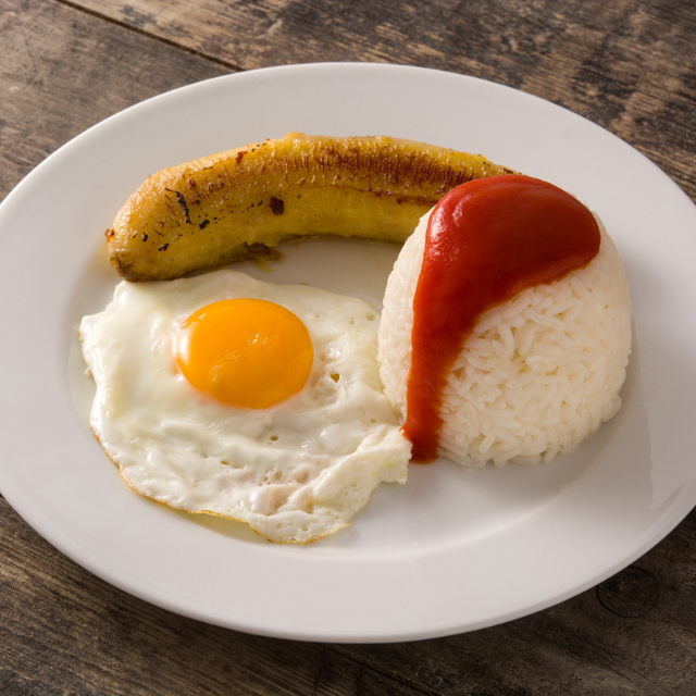¿Por qué se llama arroz a la cubana? Historia y secretos de este plato clásico