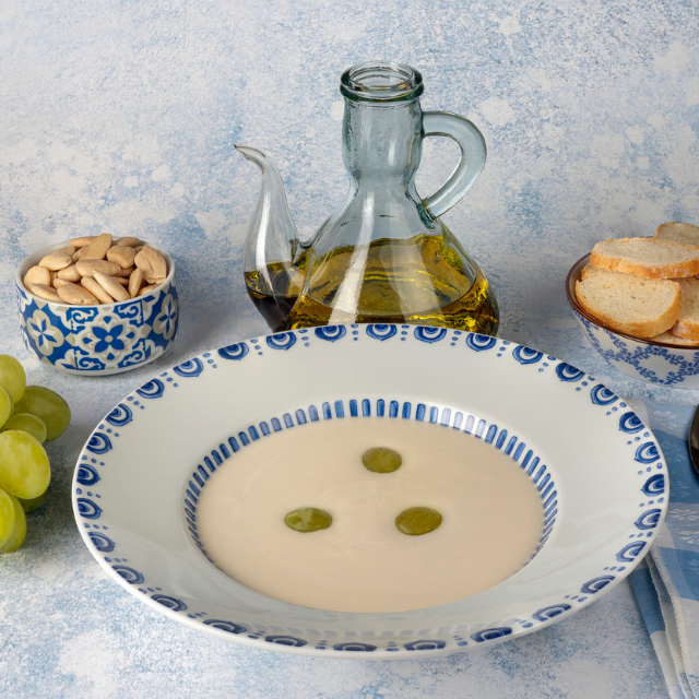 Descubre el ajoblanco: origen, tradición y cómo preparar esta deliciosa sopa fría malagueña