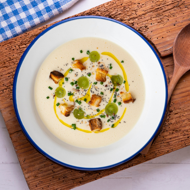 Descubre el ajoblanco: origen, tradición y cómo preparar esta deliciosa sopa fría malagueña