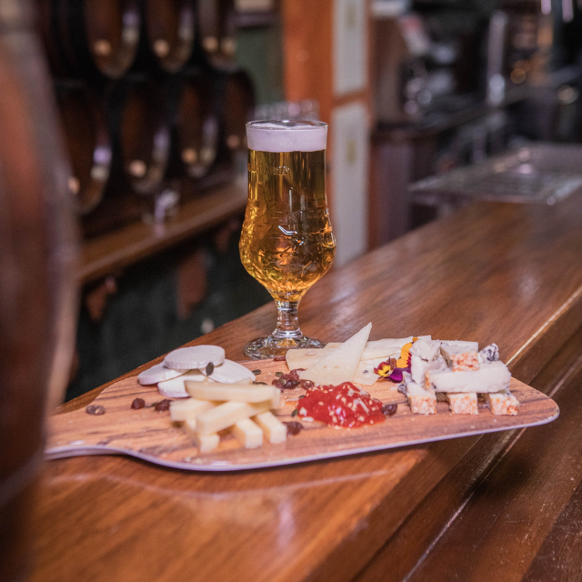 Las tabernas que cuentan la historia de Granada a través del tapeo En un mundo donde las tendencias gastronómicas se renuevan constantemente, estas tres tabernas granadinas nos recuerdan que lo auténtico nunca pasa de moda. Los Manueles, Antigua Bodega Castañeda y Taberna Catavinos son mucho más que simples bares: son guardianes del tapeo tradicional, del buen vino y de la hospitalidad andaluza. La próxima vez que pasees por el centro de la ciudad, no dudes en seguir esta ruta de tapeo en Granada. Descu