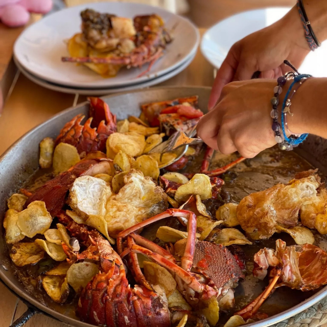 Restaurantes donde comer con los pies en la arena (o casi) en Baleares