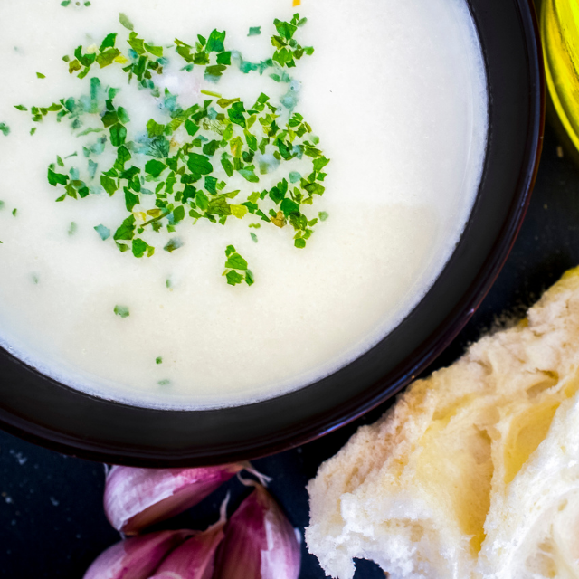 Descubre el ajoblanco: origen, tradición y cómo preparar esta deliciosa sopa fría malagueña