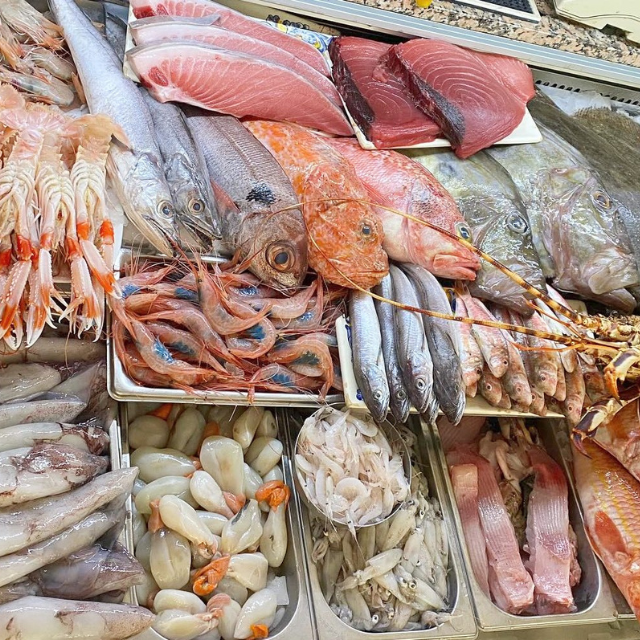 Las vitrinas de pescado y marisco en Málaga: el escaparate del sabor del mar