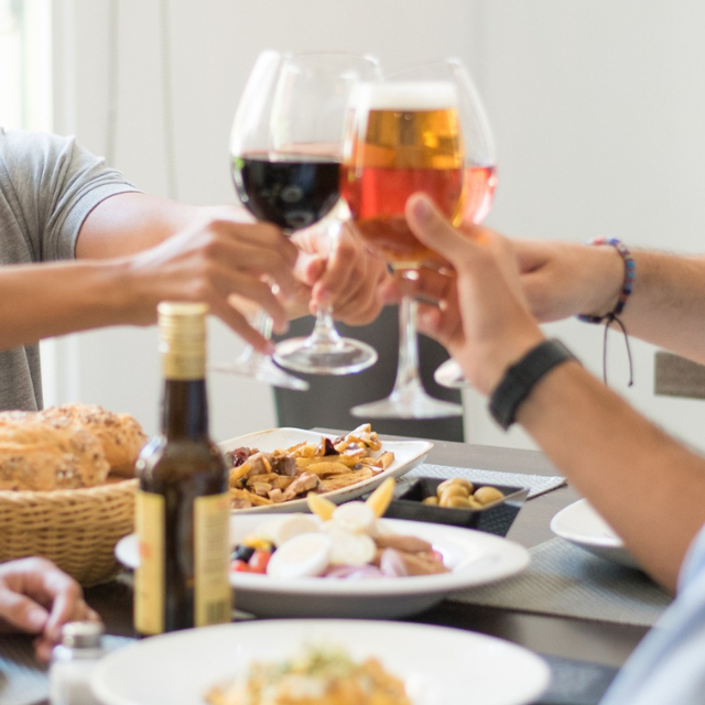Las tabernas que cuentan la historia de Granada a través del tapeo En un mundo donde las tendencias gastronómicas se renuevan constantemente, estas tres tabernas granadinas nos recuerdan que lo auténtico nunca pasa de moda. Los Manueles, Antigua Bodega Castañeda y Taberna Catavinos son mucho más que simples bares: son guardianes del tapeo tradicional, del buen vino y de la hospitalidad andaluza. La próxima vez que pasees por el centro de la ciudad, no dudes en seguir esta ruta de tapeo en Granada. Descu