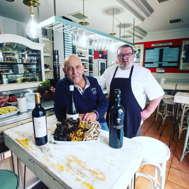 Las tabernas que cuentan la historia de Granada a través del tapeo En un mundo donde las tendencias gastronómicas se renuevan constantemente, estas tres tabernas granadinas nos recuerdan que lo auténtico nunca pasa de moda. Los Manueles, Antigua Bodega Castañeda y Taberna Catavinos son mucho más que simples bares: son guardianes del tapeo tradicional, del buen vino y de la hospitalidad andaluza. La próxima vez que pasees por el centro de la ciudad, no dudes en seguir esta ruta de tapeo en Granada. Descu