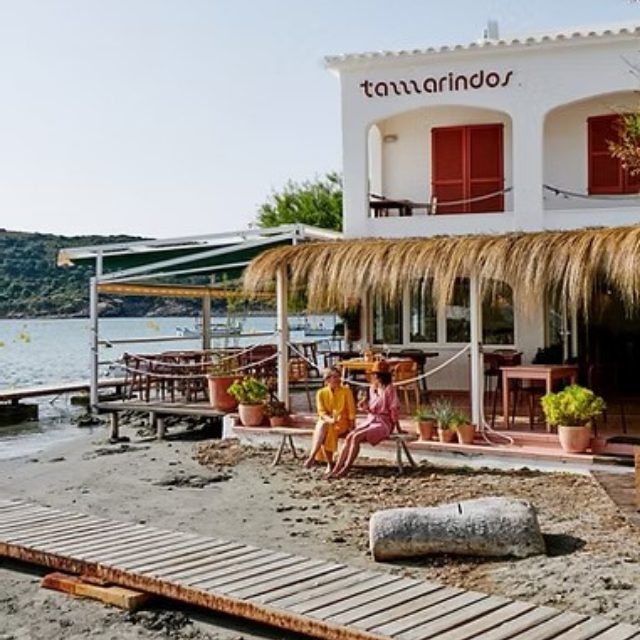 Restaurantes donde comer con los pies en la arena (o casi) en Baleares