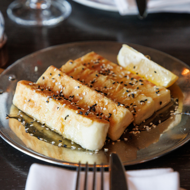 Halloumi: qué es, cómo cocinarlo y con qué combinarlo