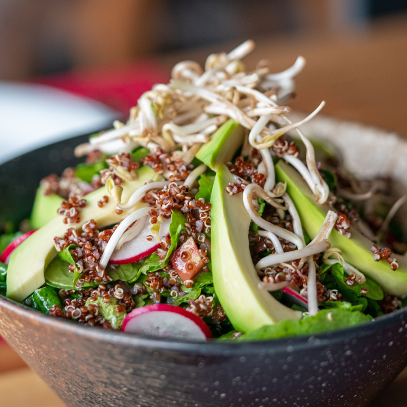 Bowl proteico de quinoa con salsa de cacahuete 