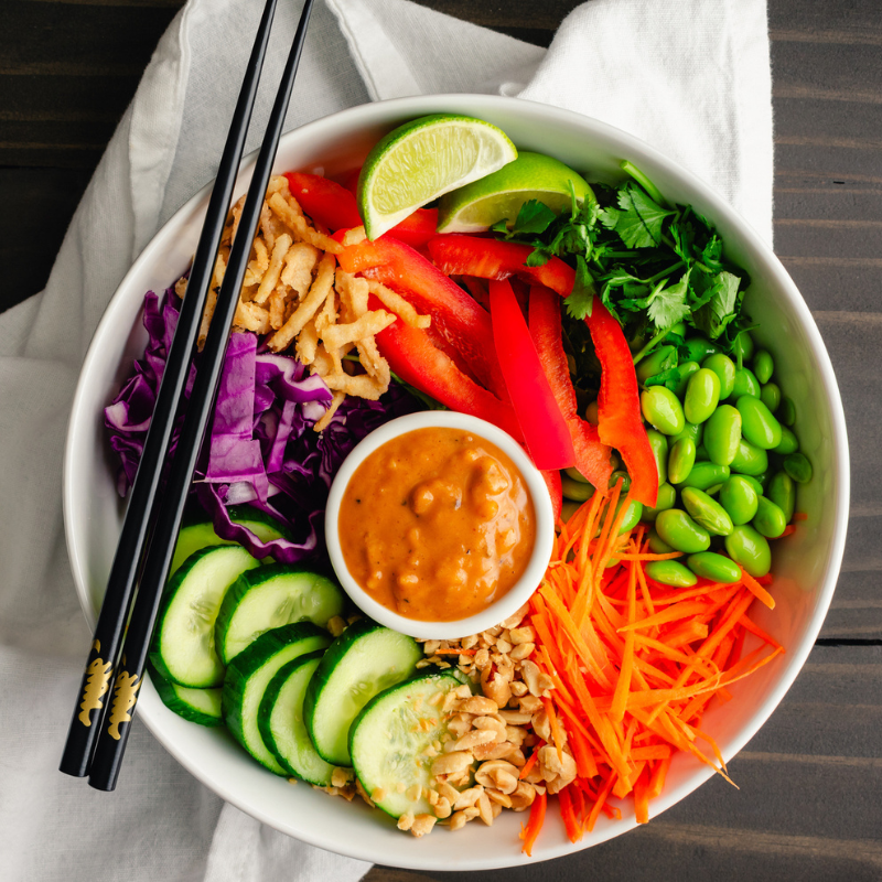Buddha bowl de arroz, edamame y salsa de cacahuete 