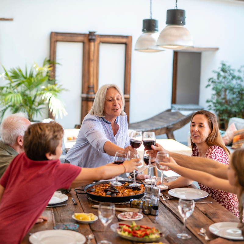 La mesa compartida como hábito saludable: comer mejor empieza por reunirse
