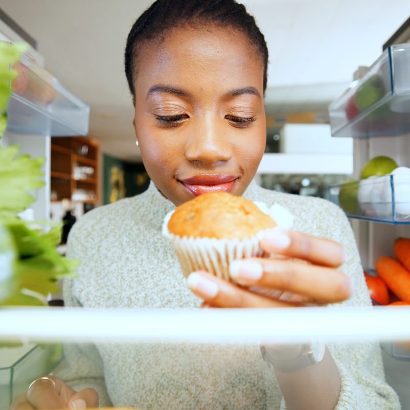 Estrés y comida: cómo el cortisol cambia tu apetito