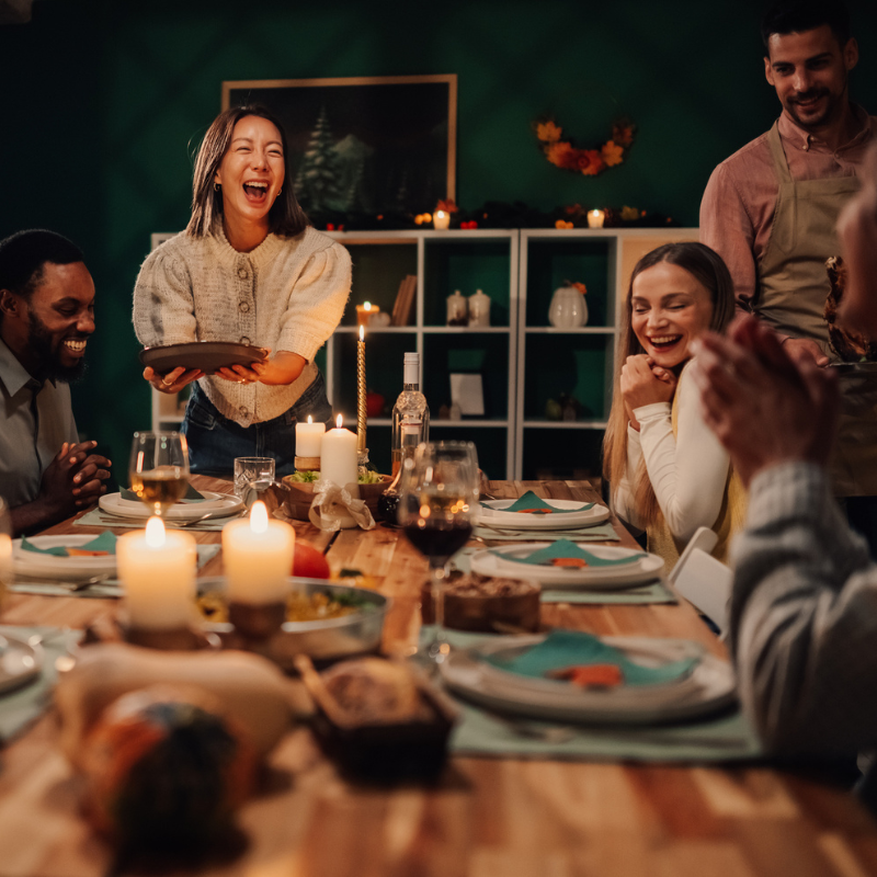 La mesa compartida como hábito saludable: comer mejor empieza por reunirse
