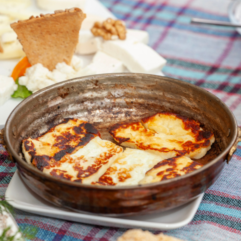 Halloumi: qué es, cómo cocinarlo y con qué combinarlo