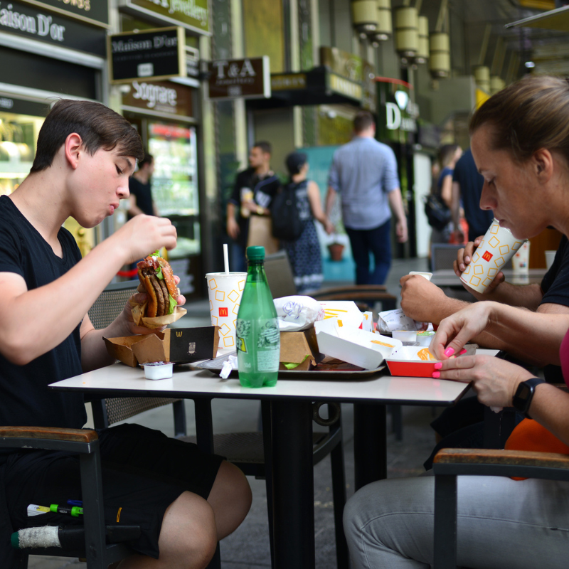 ¿Comer con los oídos? La importancia del sonido en la experiencia gastronómica 
