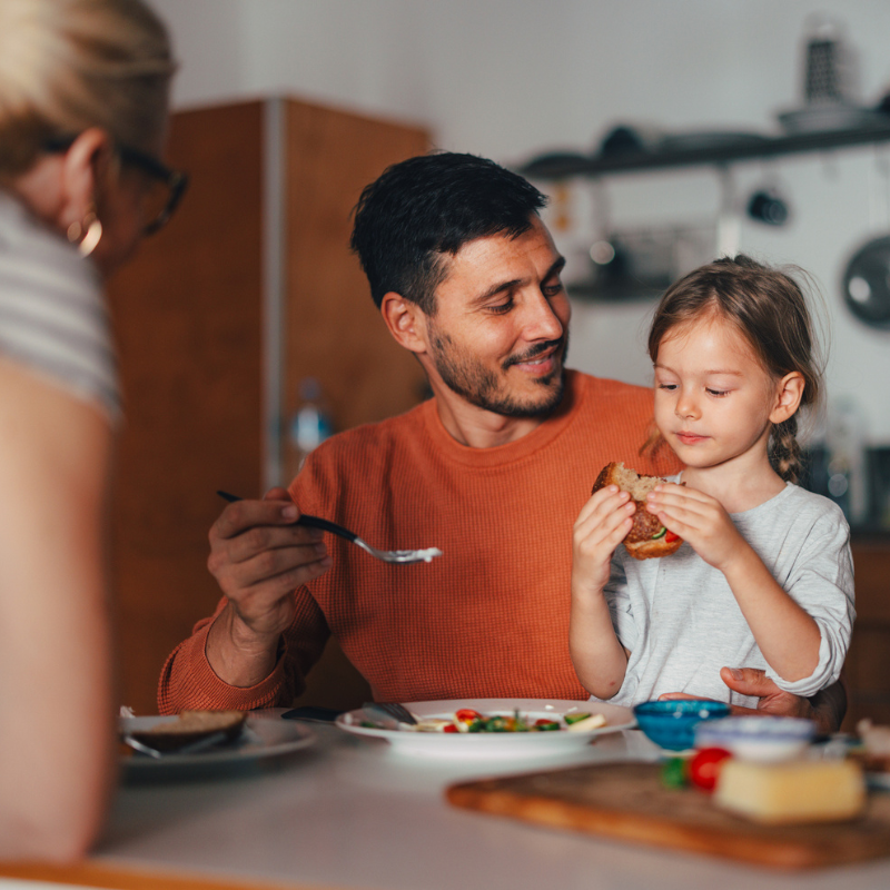 La mesa compartida como hábito saludable: comer mejor empieza por reunirse