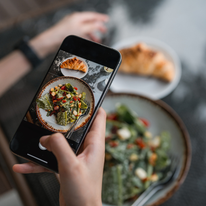 Gastro-ansiedad: cómo las redes sociales han cambiado nuestra relación psicológica con la comida estética