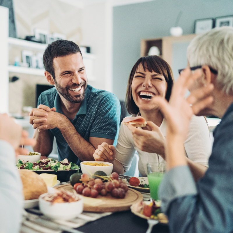 La mesa compartida como hábito saludable: comer mejor empieza por reunirse