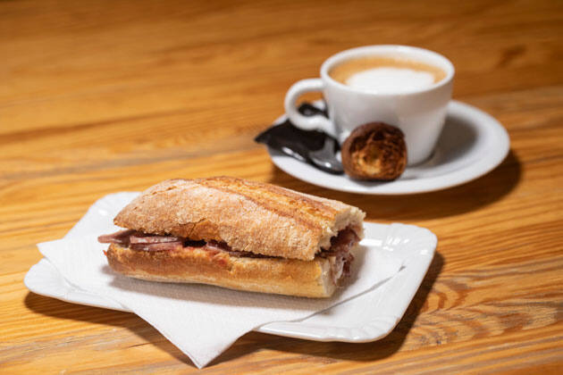 Café con bocadillo