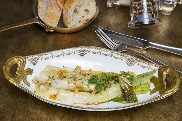 Calçots tibios con vinagreta de nueces