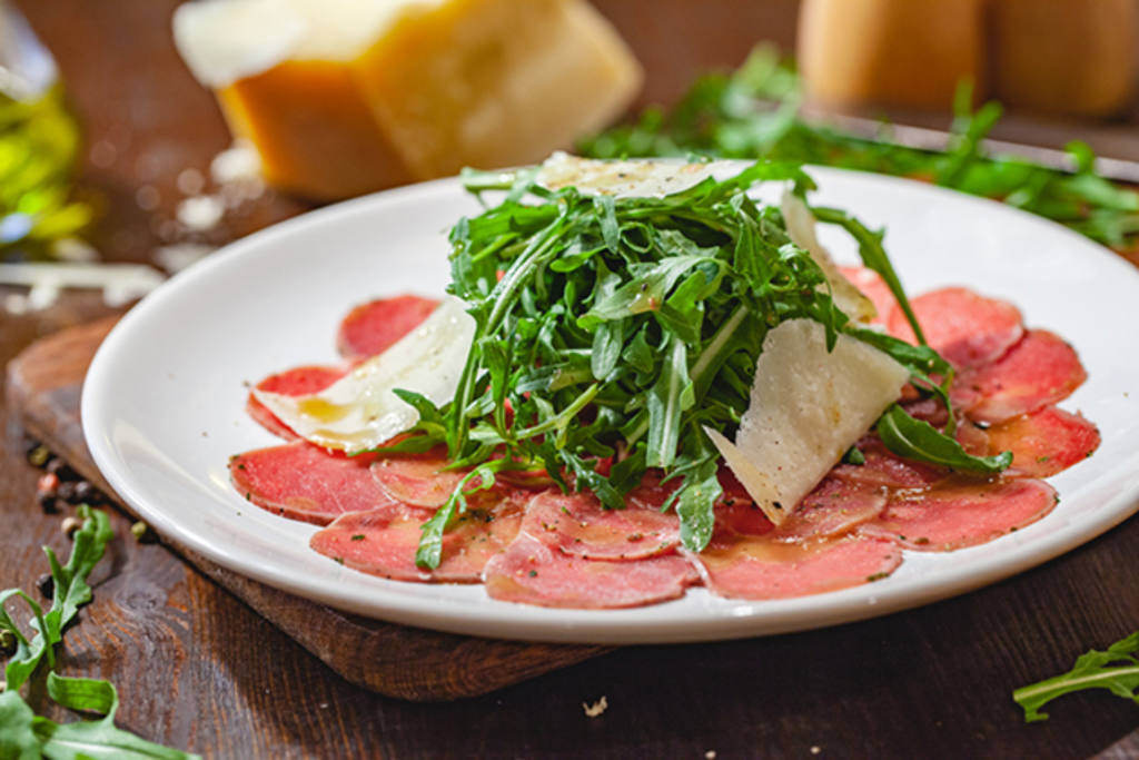 Carpaccio de carne con rúcula y parmesano