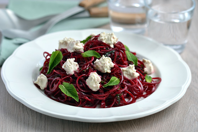 Ensalada de fideos de remolacha con menta y queso