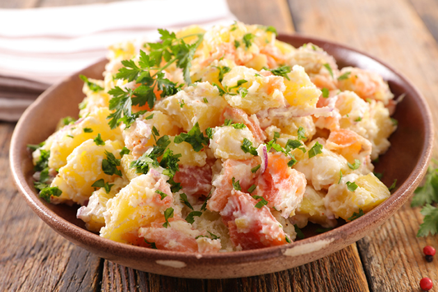 Ensalada de patata y salmón con salsa tártara