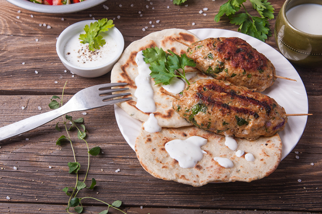 Kefta con salsa especiada de yogur griego